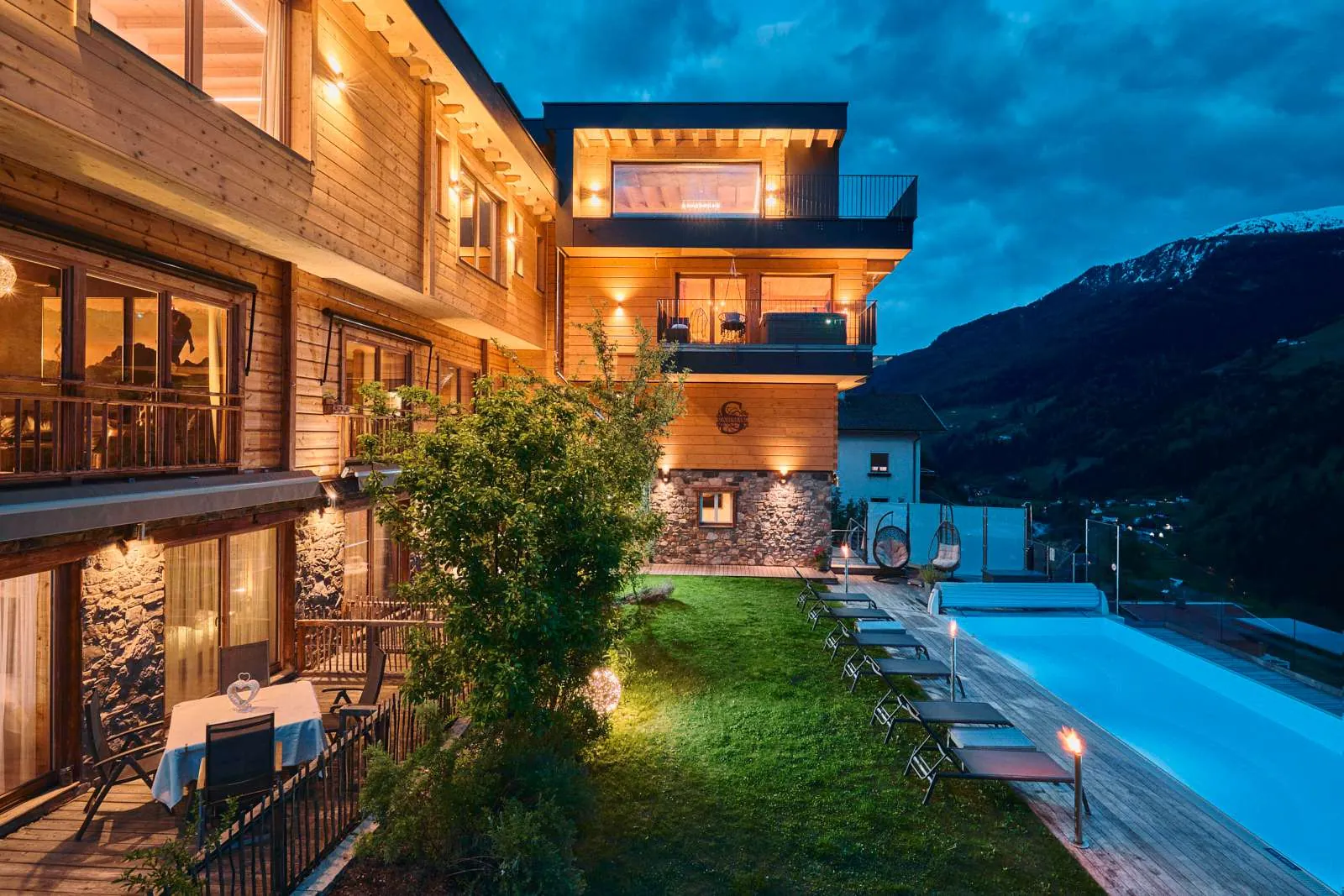 Außenansicht_bei_Nacht_mit_Außenpool_Sonnenhang