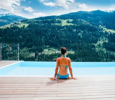 Frau_am_Pool_Sonnenhang