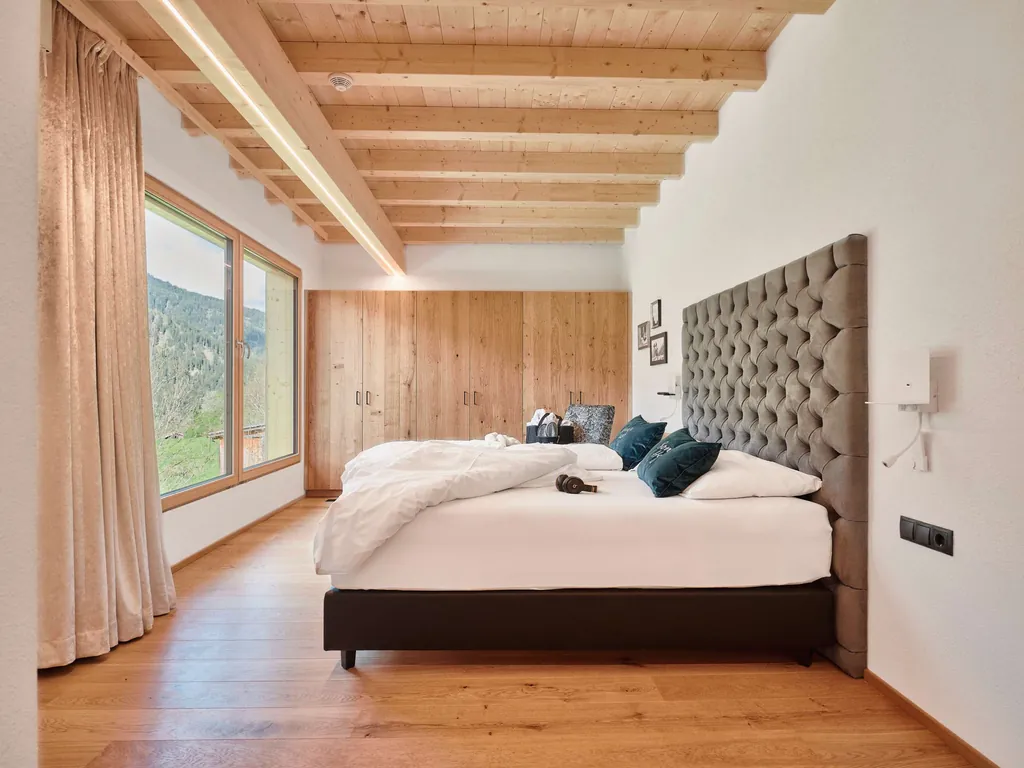 Schlafzimmer_mit_Boxspringbett_Sonnenhang