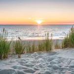 Ausblick auf den Sonnenuntergang bei einem Strandurlaub in Deutschland.