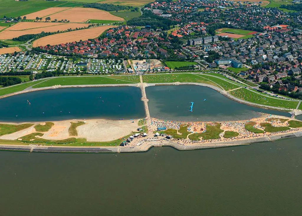Die Familienlagune Perlebucht vor der Nordseegemeinde bietet zwei künstlich angelegte Schwimmbecken für Ihren Strandurlaub in Deutschland.