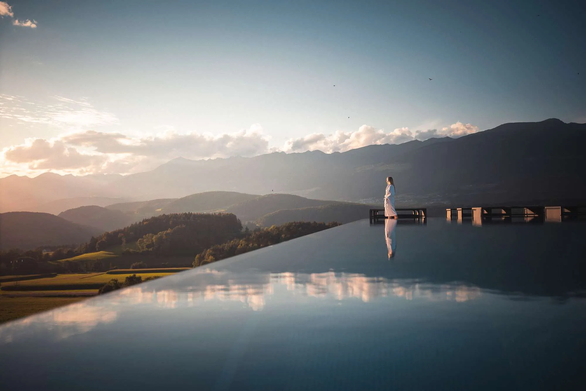 Frau_im_Bademantel_Outdoorpool_Wellnesshotels_Suedtirol