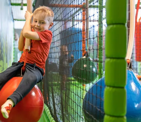Kleiner Junge auf dem Indoor-Spielplatz im Familienhotel Kaiserhof