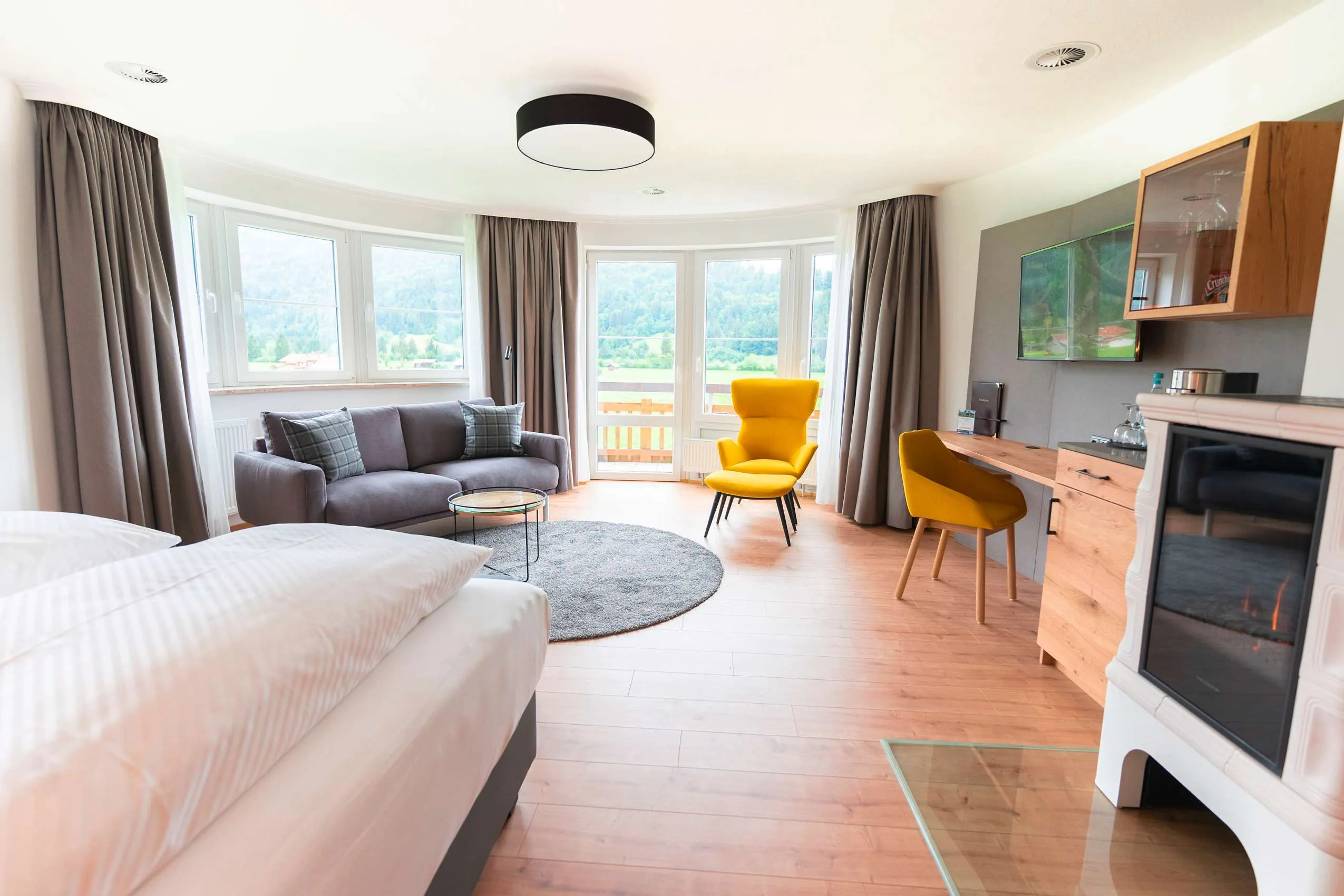 Moderne, helle Junior Suite in wei&szlig; und graut&ouml;nen mit Kamin