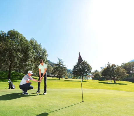 Wellnesshotels_Suedtirol_Golflehrer_mit_Schueler