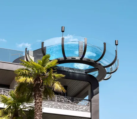 Wellnesshotels_Suedtirol_glaeserner_Outdoorpool_auf_dem_Dach