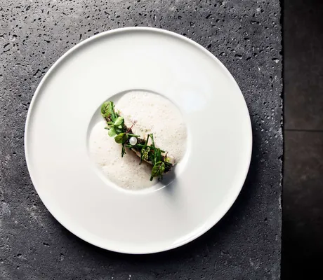 Wellnesshotels_Suedtirol_Fischgericht_auf_weißem_Teller