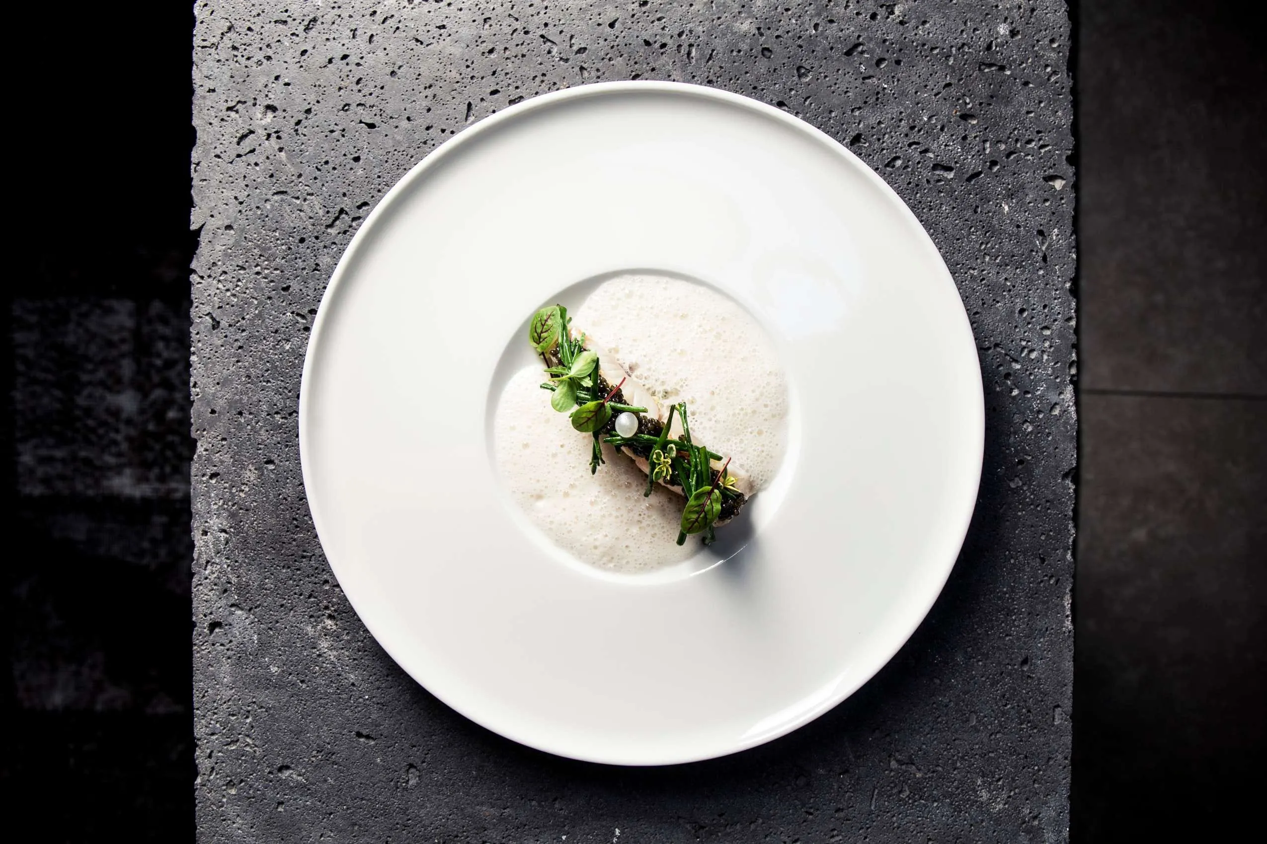 Wellnesshotels_Suedtirol_Fischgericht_auf_weißem_Teller