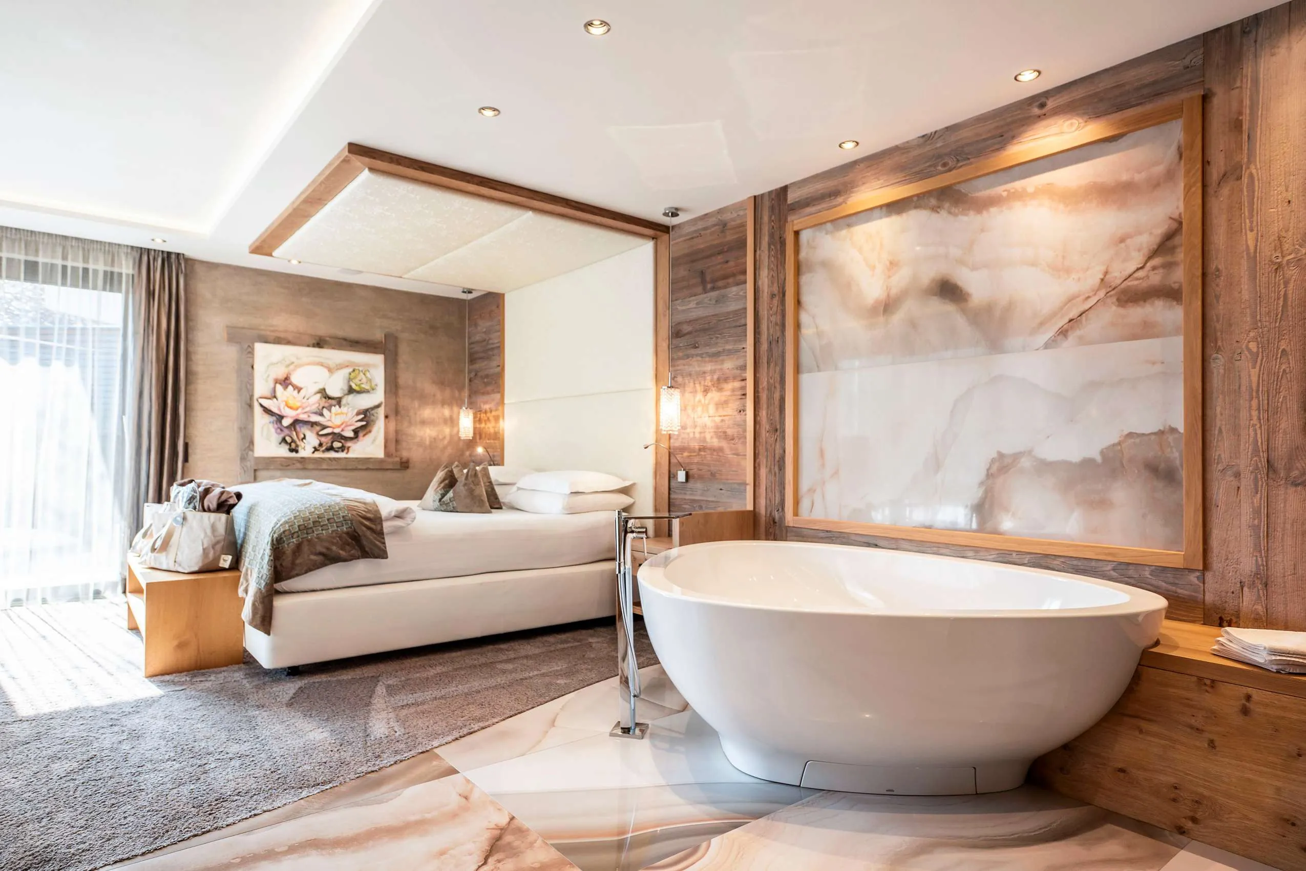 Wellnesshotels_Suedtirol_freistehende_Badewanne_neben_dem_Bett