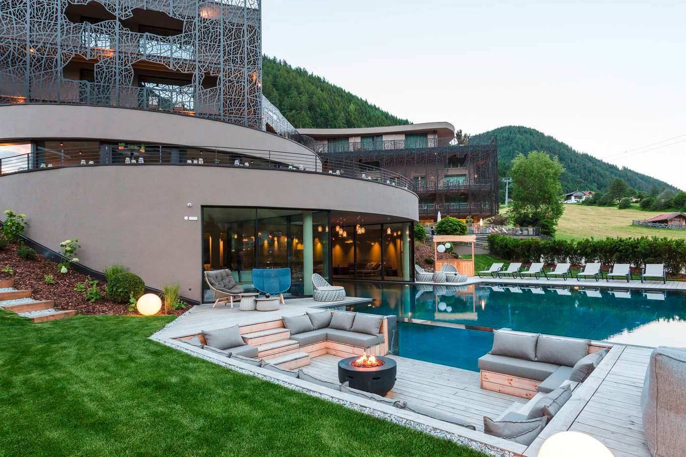 Wellnesshotels_Suedtirol_Hotelfassade_und_Outdoorpool