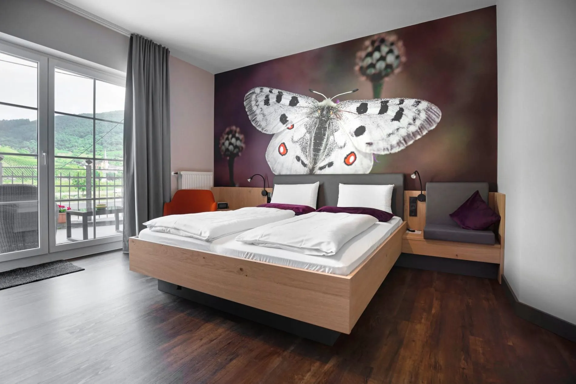 Doppelzimmer mit gro&szlig;em Schmetterlingsbild