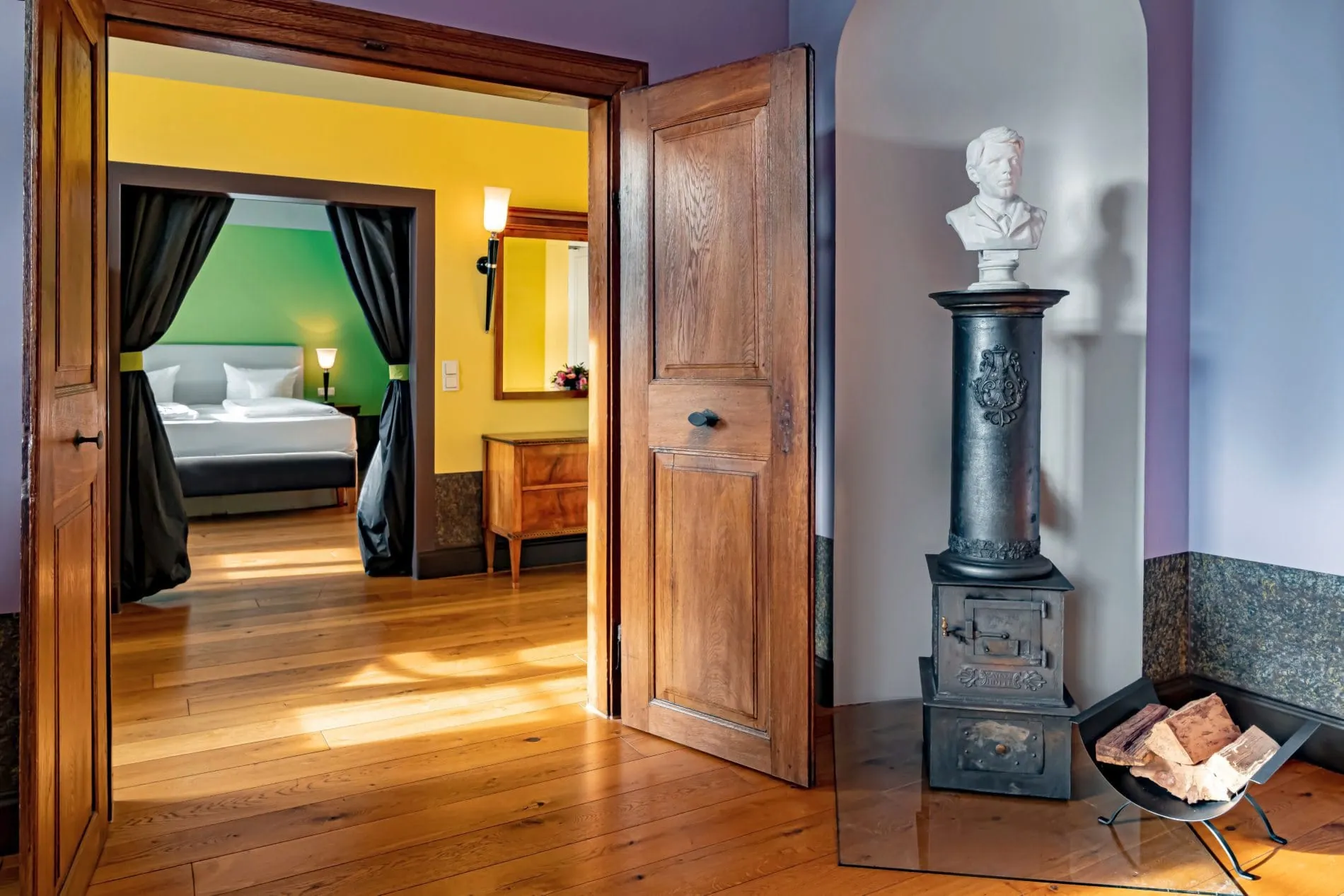 Zimmer mit Durchgang und Kachelofen