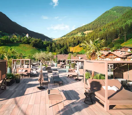 Stroblhof_schöner_Außenliegebereich