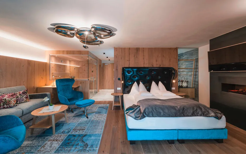 Stroblhof_modernes_Doppelzimmer_in_blau