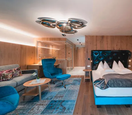 Stroblhof_modernes_Doppelzimmer_in_blau