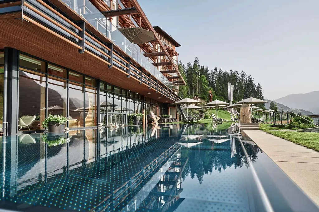 Infinitypool vor dem Wellnesshotel Das.Goldberg im Salzburger Land