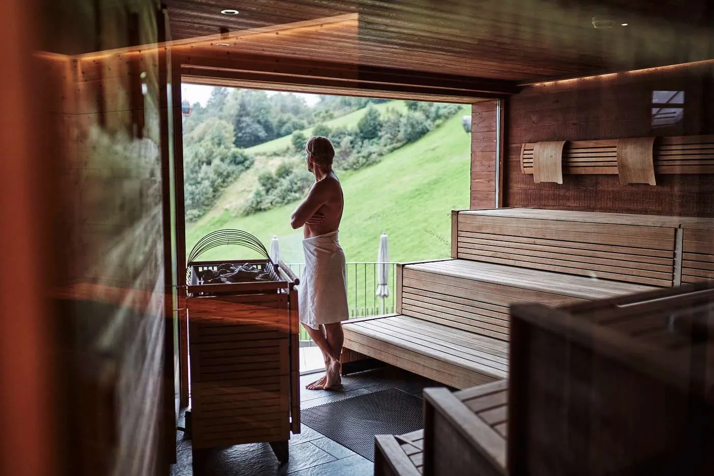 Sauna mit gro&szlig;er Glasfront und Ausblick in die Natur im Wellnesshotel Das.Goldberg