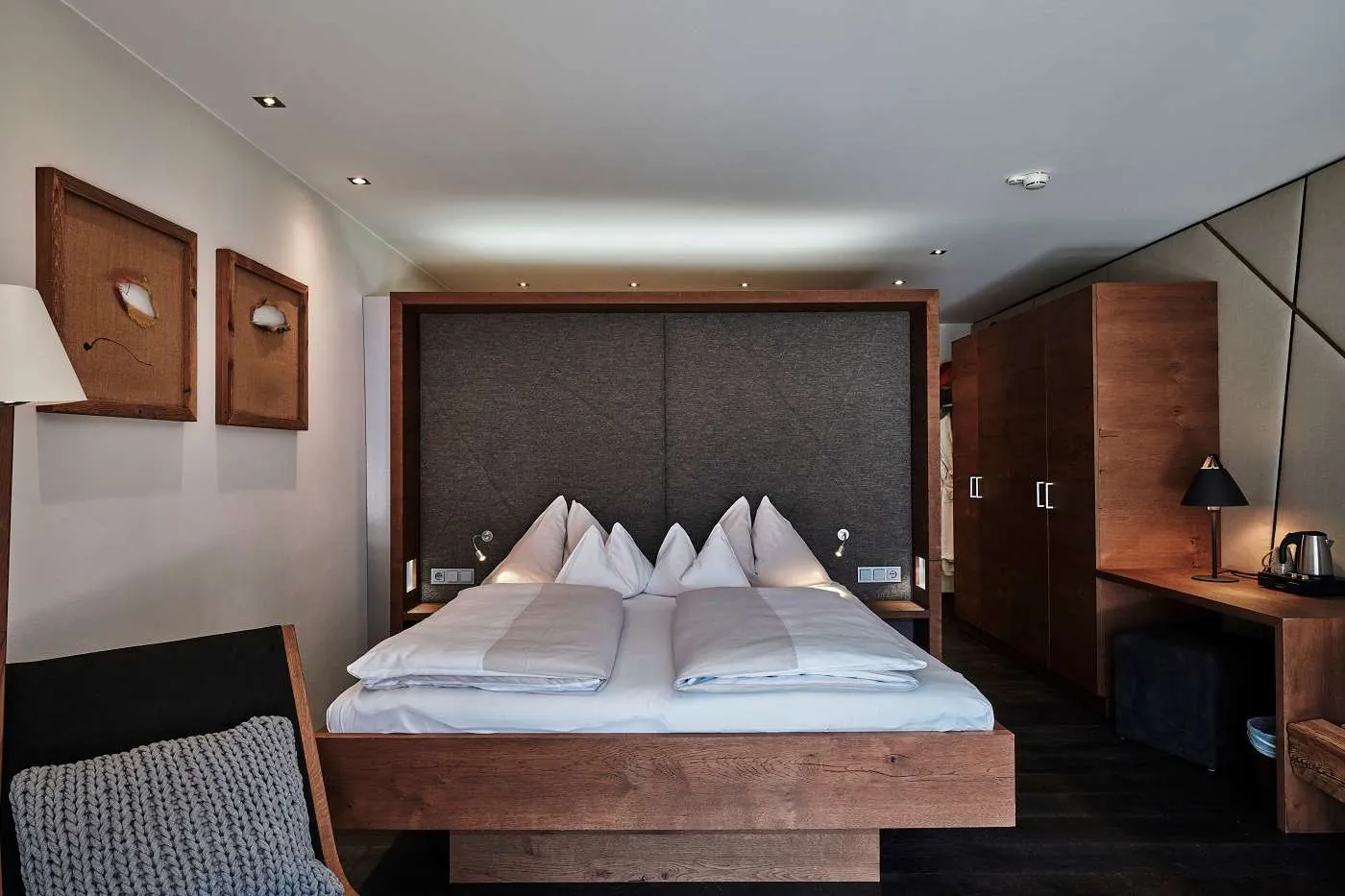 Modern eingerichtetes Doppelzimmer mit vielen Holzelementen im Wellnesshotel Das.Goldberg