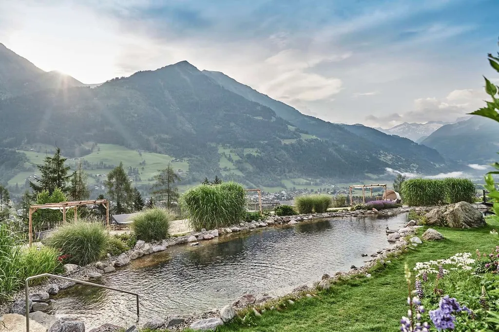 Naturbadeteich mit Bergpanorama im Wellnesshotel Das.Goldberg im Salzburger Land