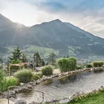 Naturbadeteich mit Bergpanorama im Wellnesshotel Das.Goldberg im Salzburger Land