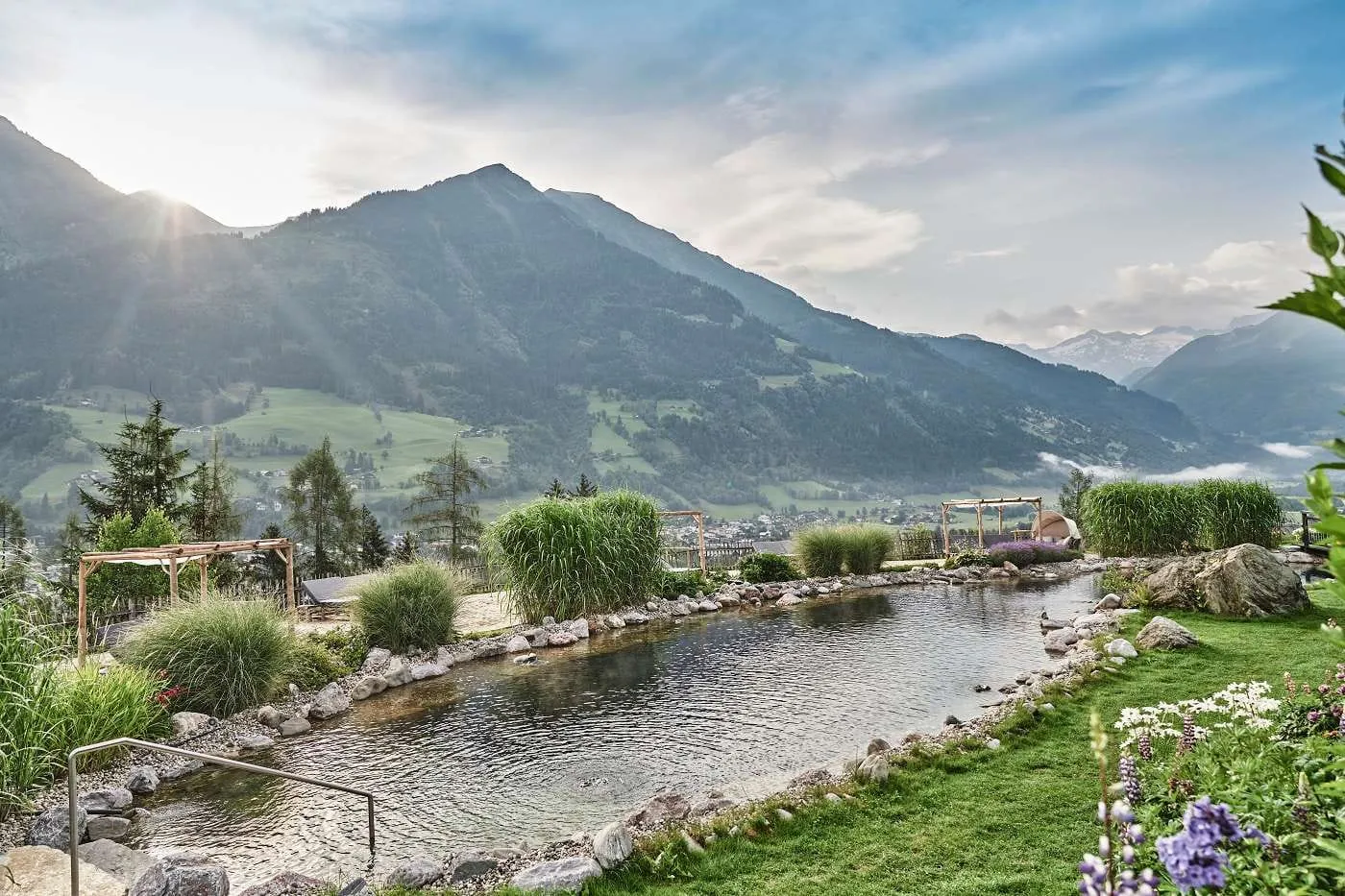 Naturbadeteich mit Bergpanorama im Wellnesshotel Das.Goldberg im Salzburger Land