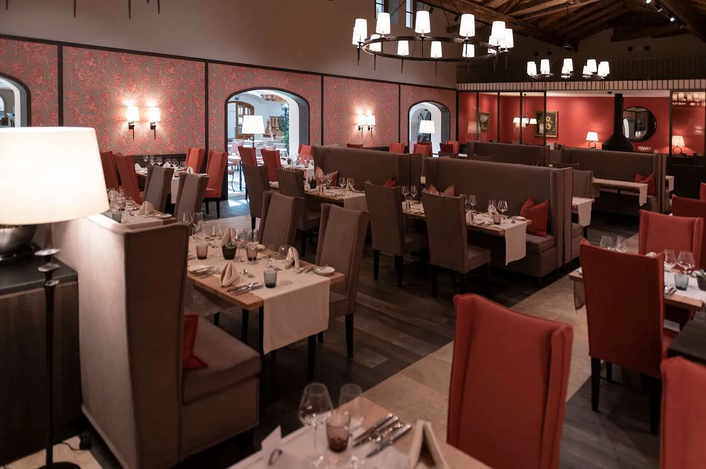 Modern gestaltetes Restaurant in Rot- und Braunt&ouml;nen im Wellnesshotel Ebners Waldhof am See