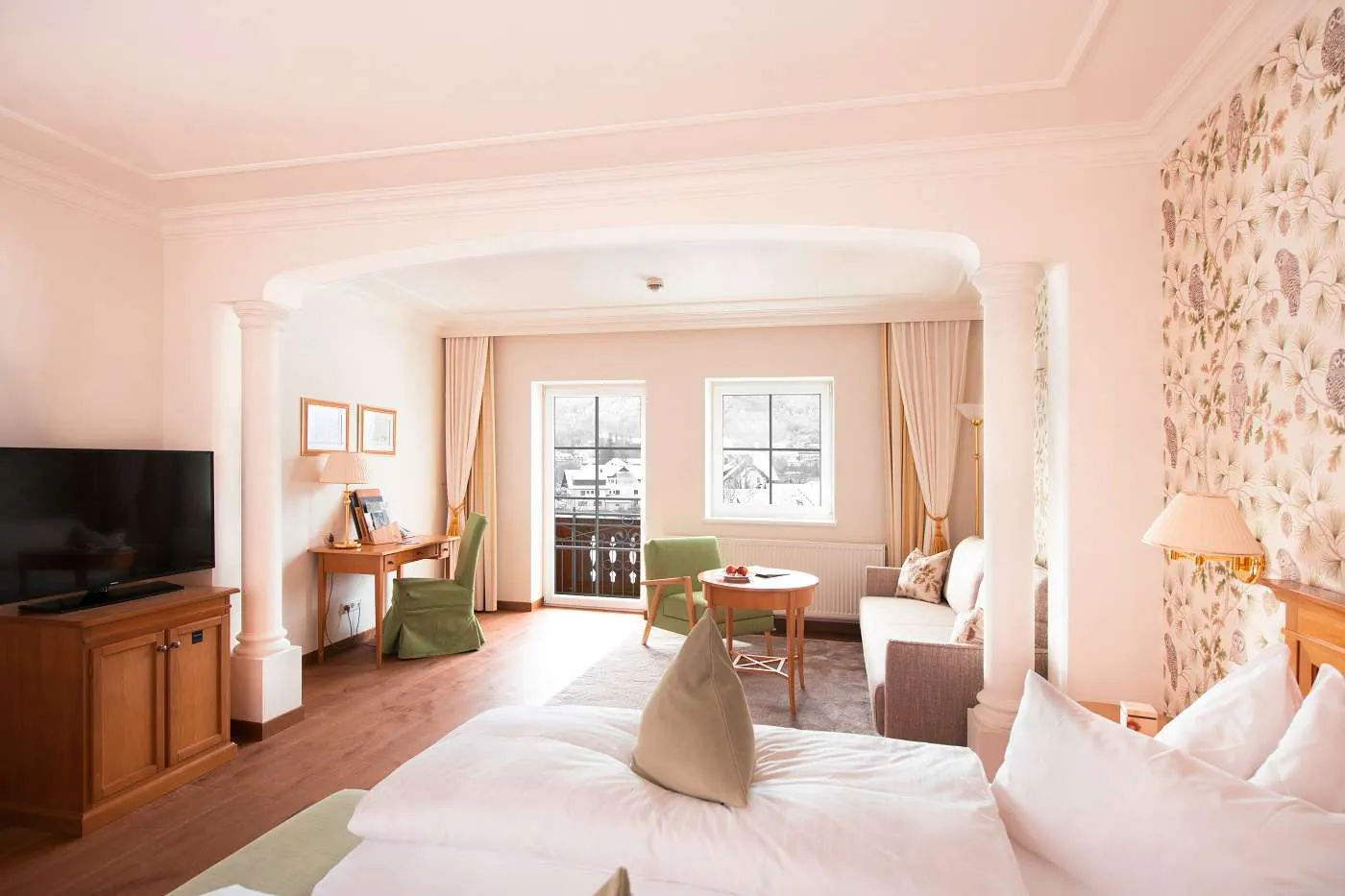 Modern eingerichtete Suite mit gr&uuml;nen Farbelementen im Wellnesshotel Ebners Waldhof am See