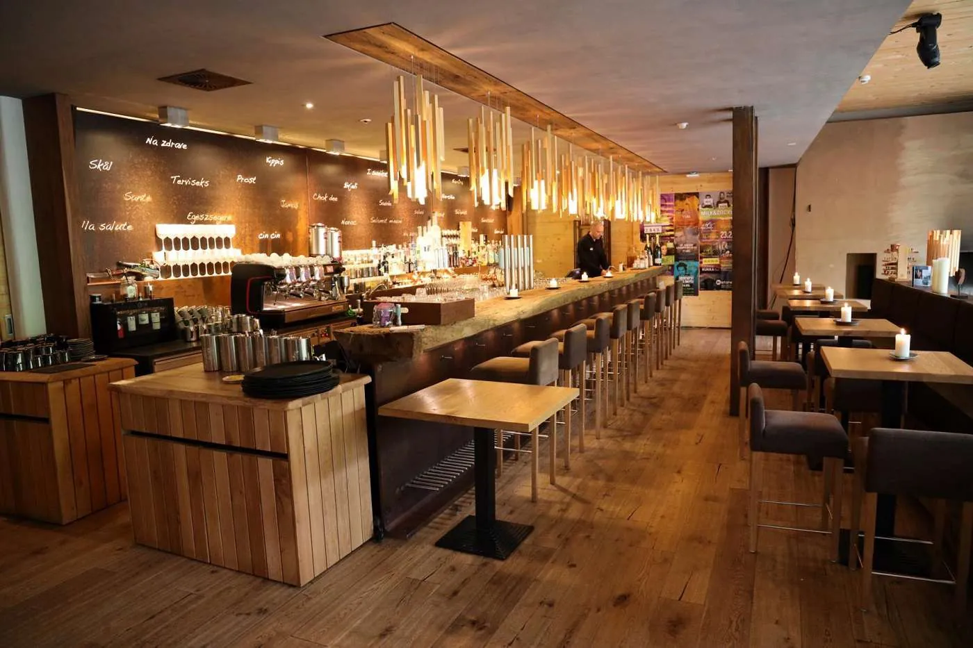 Gem&uuml;tlich eingerichtete Bar im Wellnesshotel Holzhotel Forsthofalm