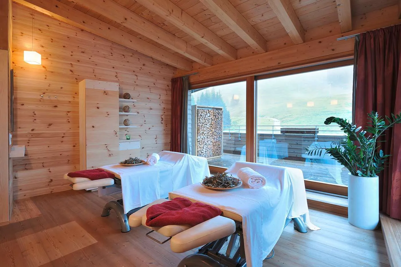 Raum f&uuml;r Partnermassage im Holzhotel Forsthofalm