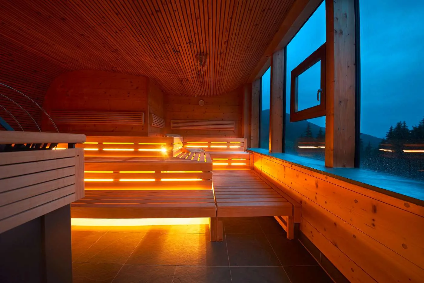 Sauna im Holzhotel Forsthofalm mit gro&szlig;en Glasfronten