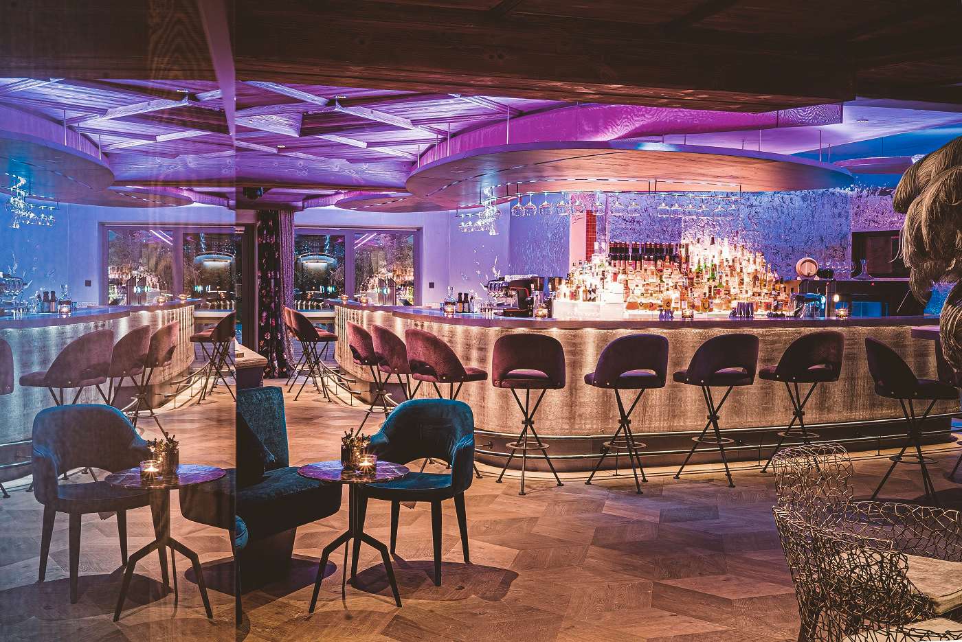 Modern gestaltete Bar mit großem Tresen im Wellnesshotel Krallerhof