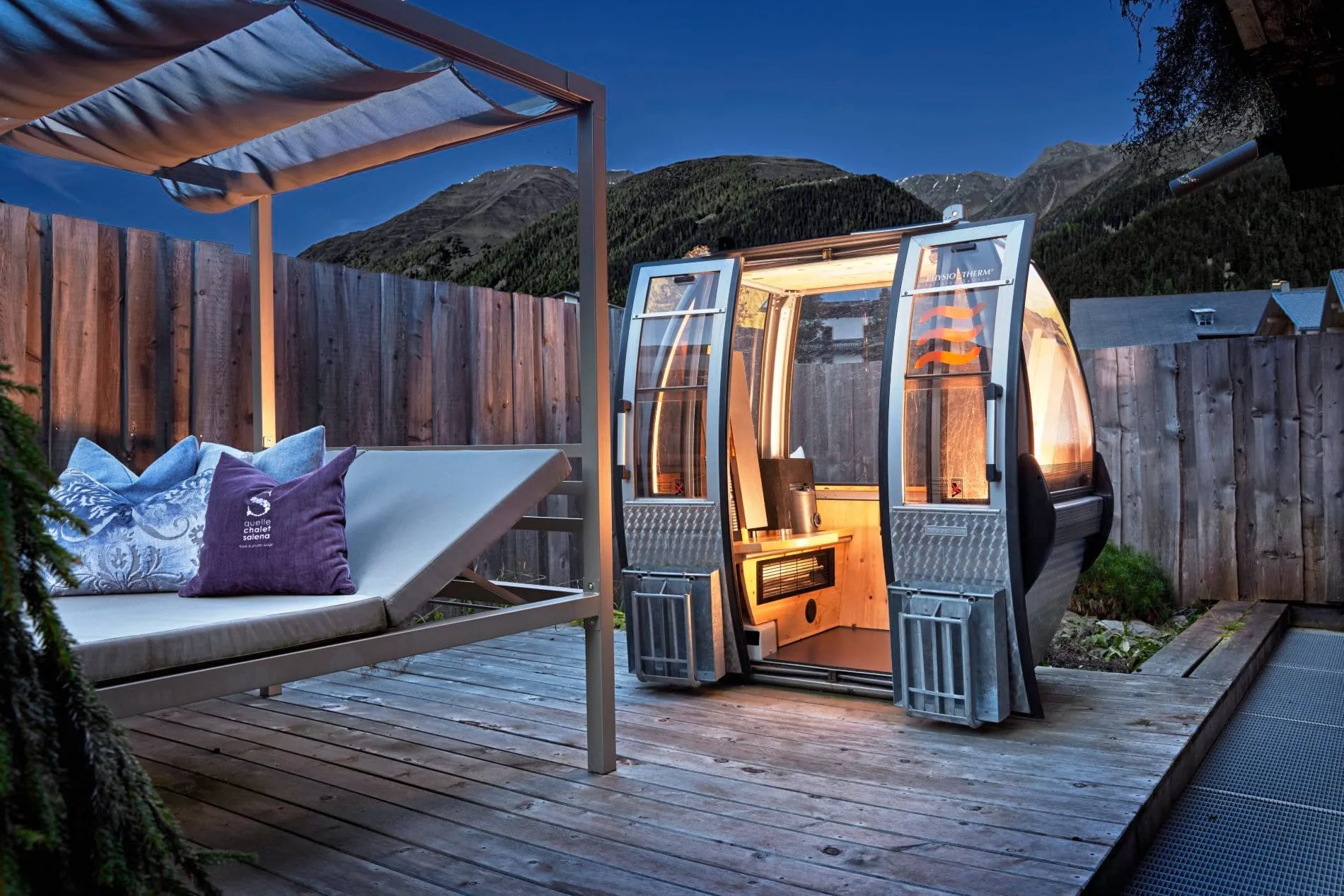 Freistehende Zirbensauna auf der Terrasse einer Loggia der Chalets Salena