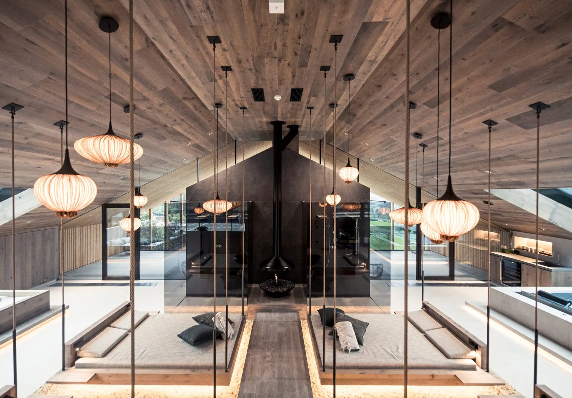 Das PURMONTES Loft Spa mit Liegen und Schirmlampen.