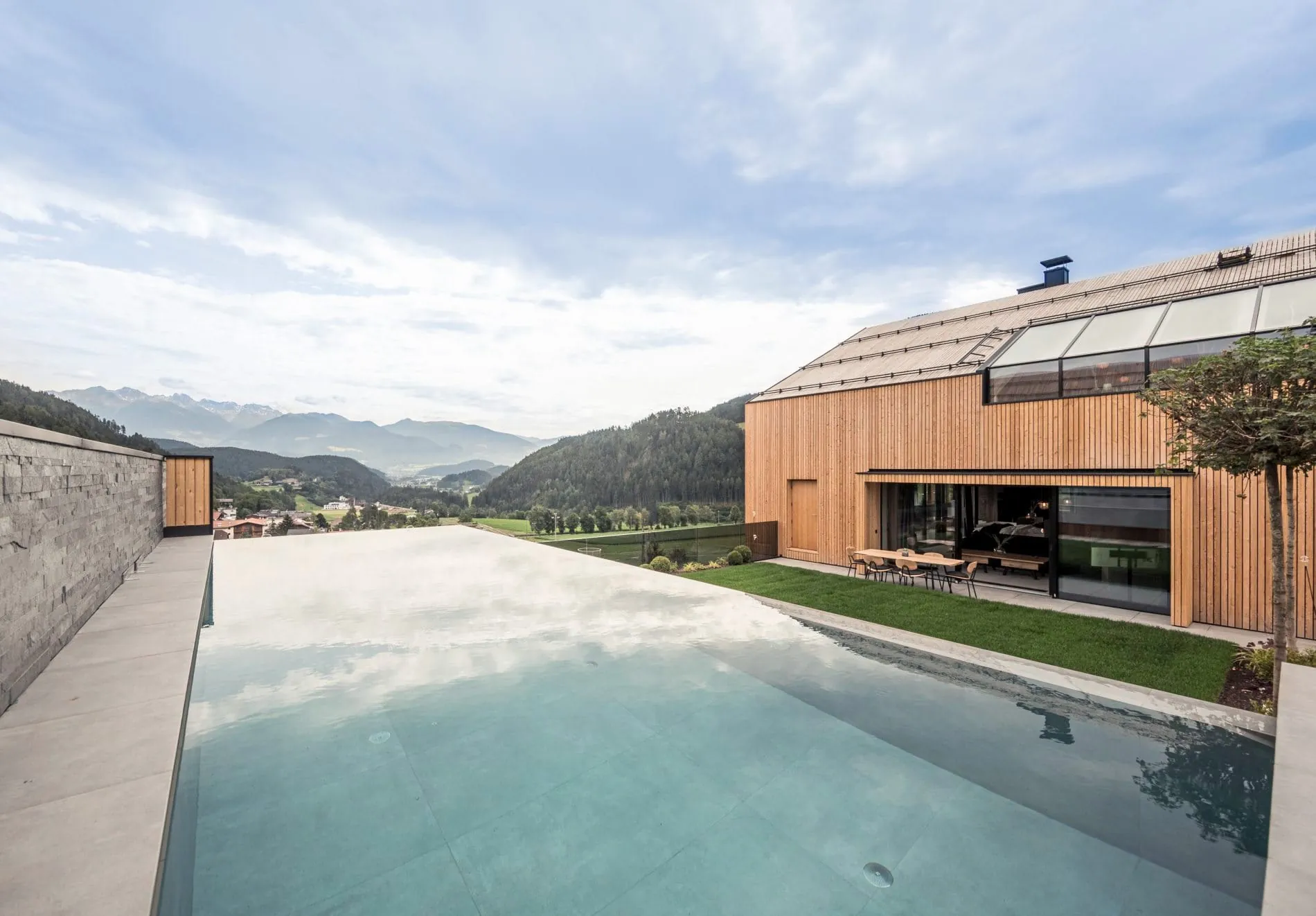 Infinitypool des PURMONTES mit Blick auf die Berge.