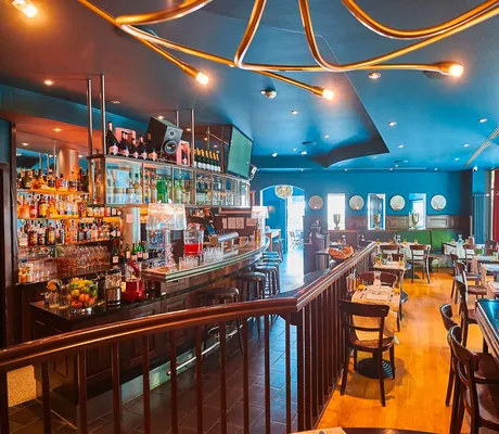 Bartresen mit Spiegel an der Wand