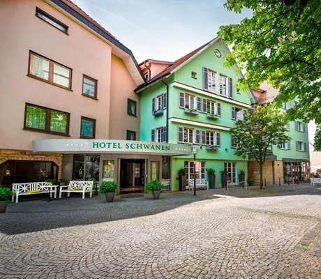 Front mit türkisem Haus Metzingen