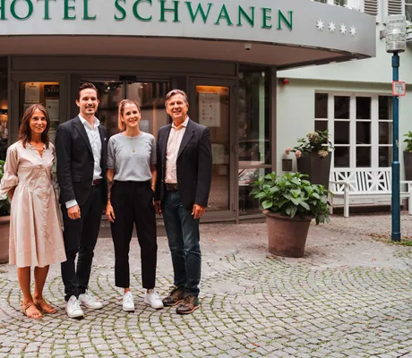 Familie Wetzel vor dem Hotel