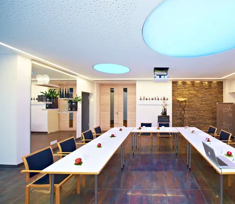 U-Form im Tagungsraum mit Deckenleuchte