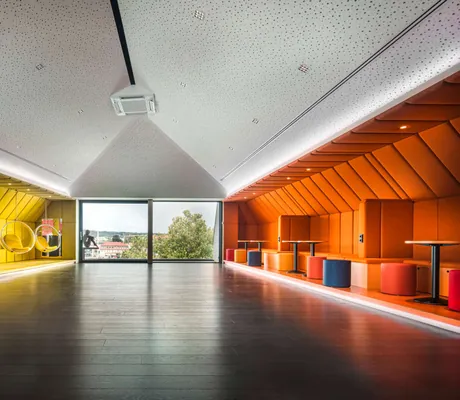 Dachgeschoss Tagungsraum bunt