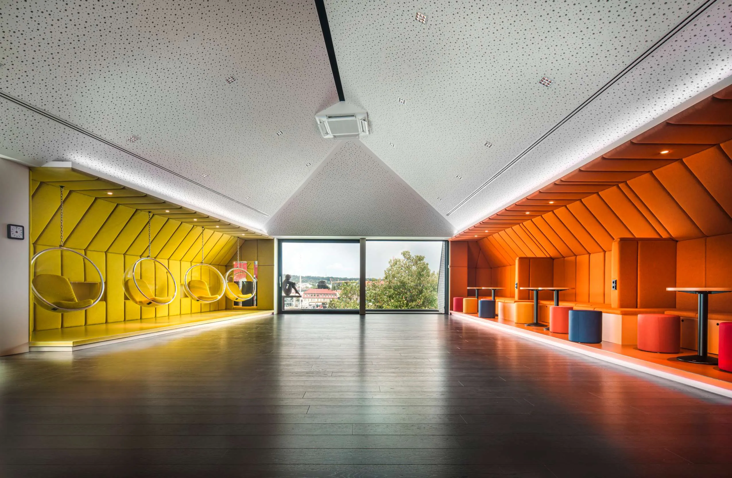 Dachgeschoss Tagungsraum bunt