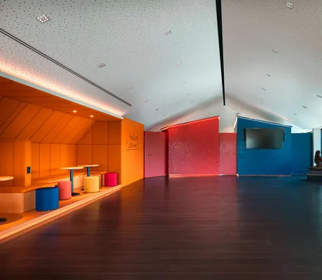 bunt beleuchtetes Dachgeschosss