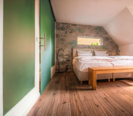 Zimmer mit grünen Wänden