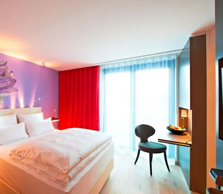 Zimmer mit Tulpe an der Wand