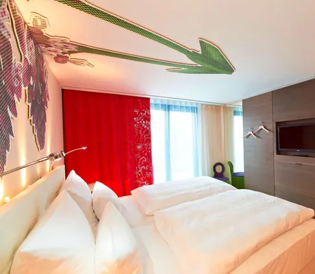 Zimmer mit Bad und Fernseher