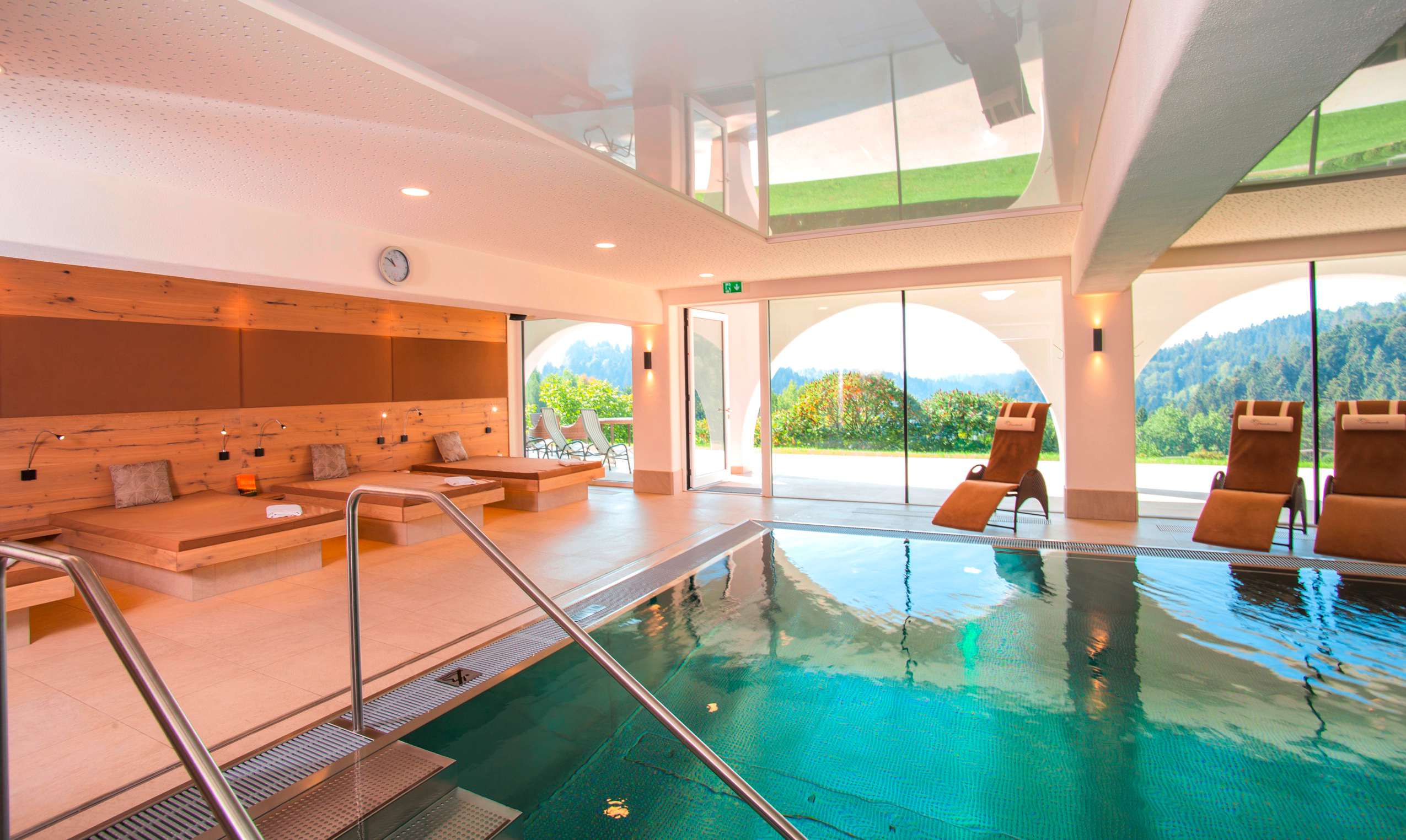 Indoor-Pool im Gutshotel Feuerschwendt mit Liegemöglichkeiten