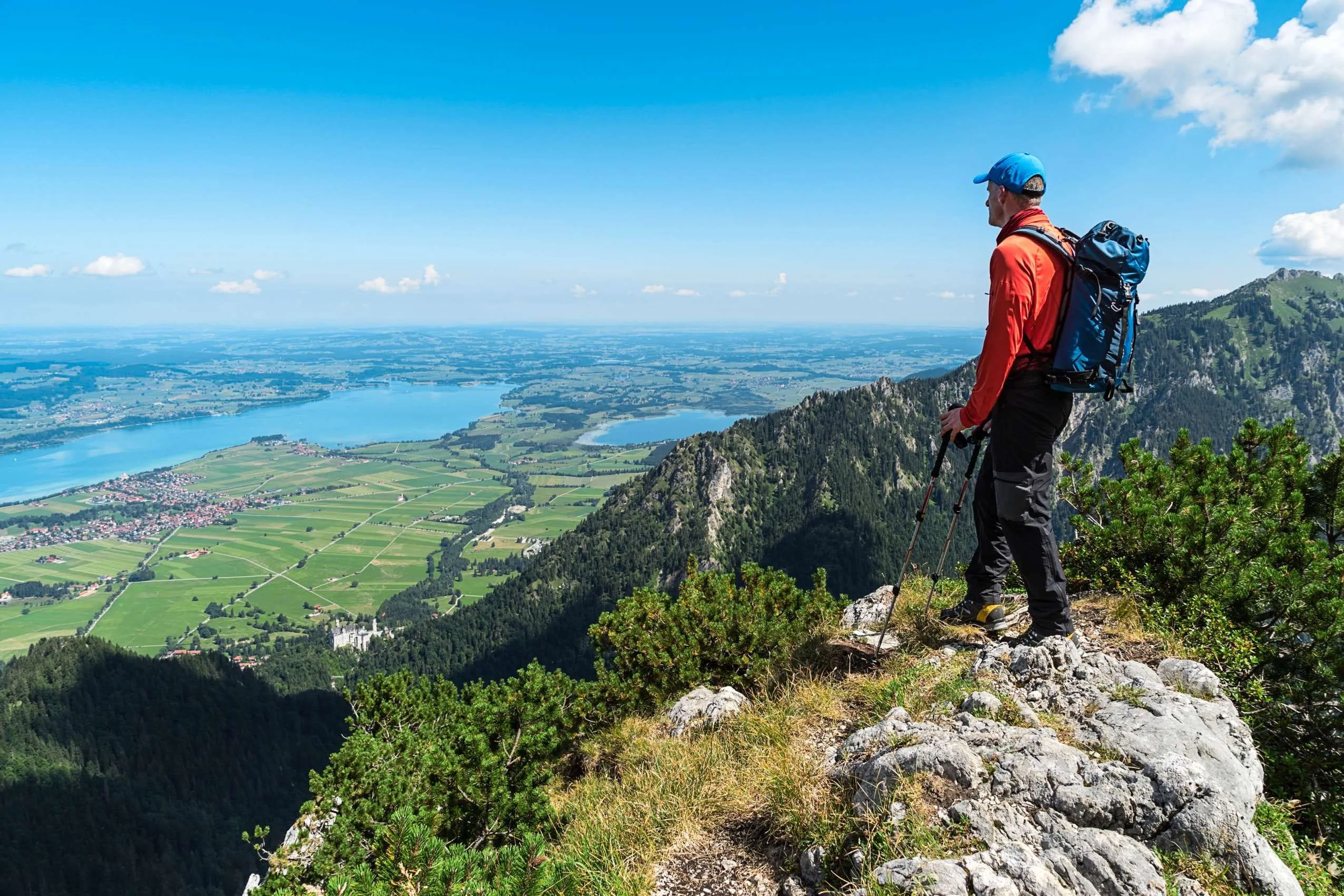 Ein Wanderer schaut auf den Forggensee