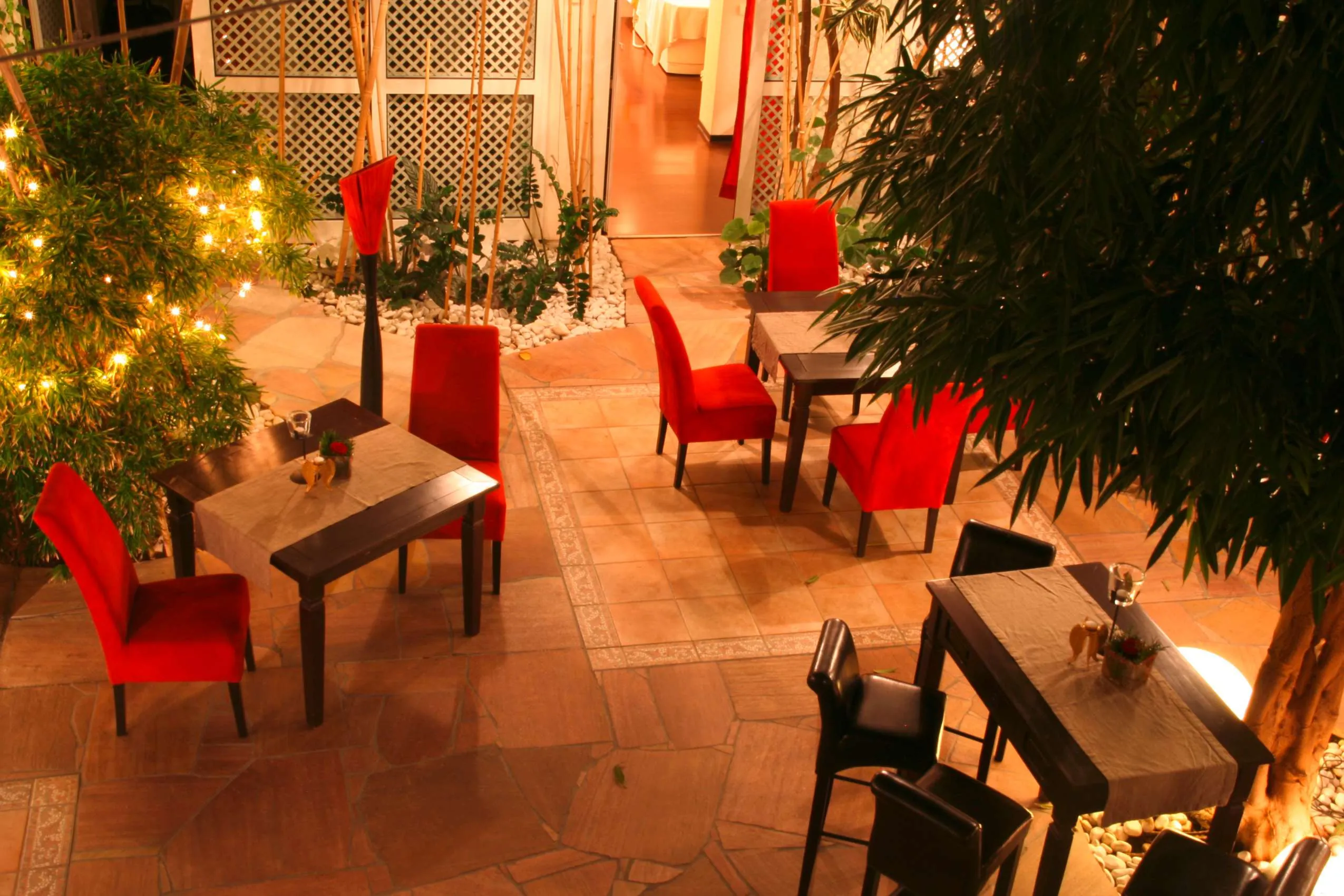 Italienisch anmutende Piazza mit Sitzgelegenheiten im Hotel Wutzschleife