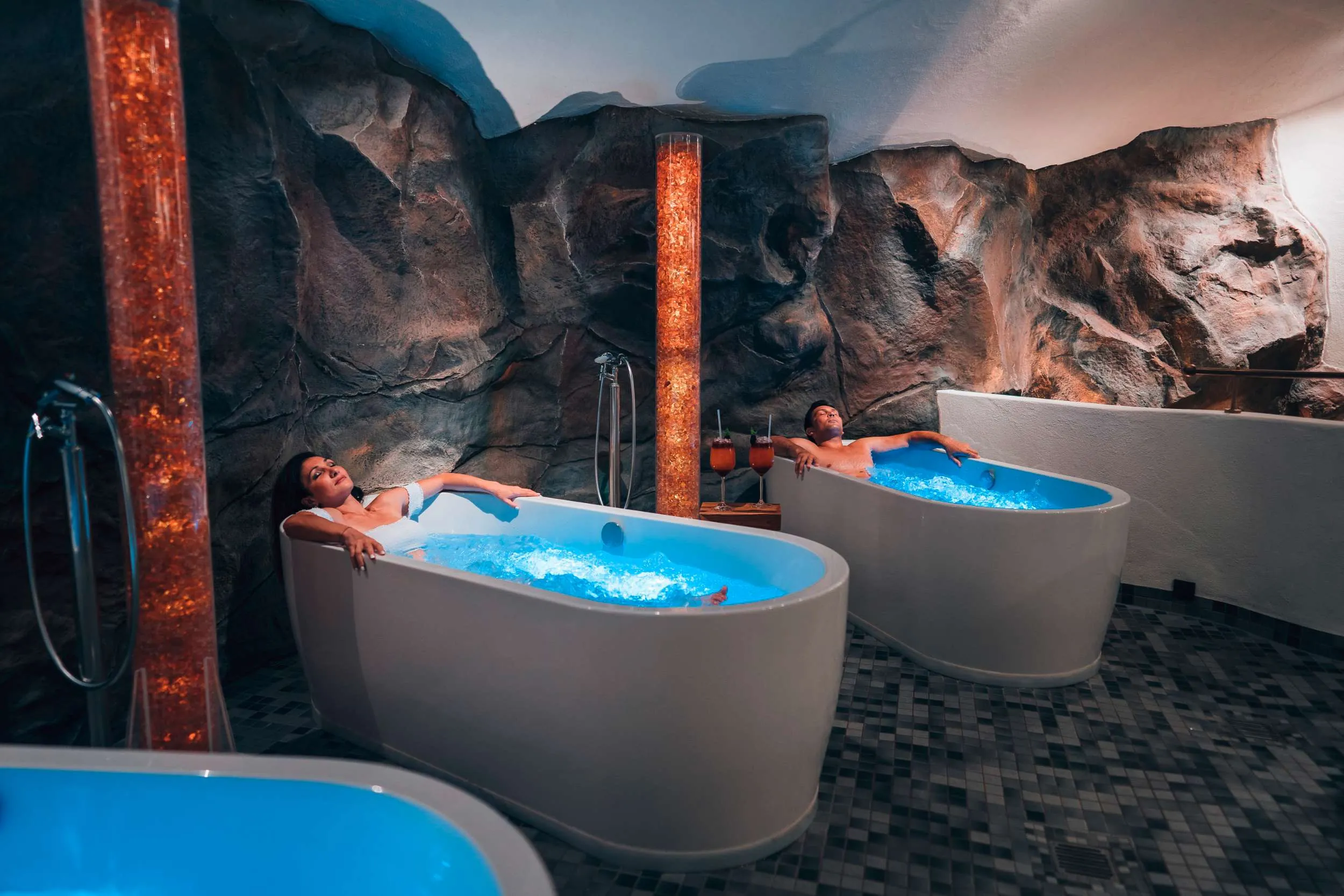 Mehrere Whirlwannen nebeneinander im Wellnessbereich des Hotels Wutzschleife