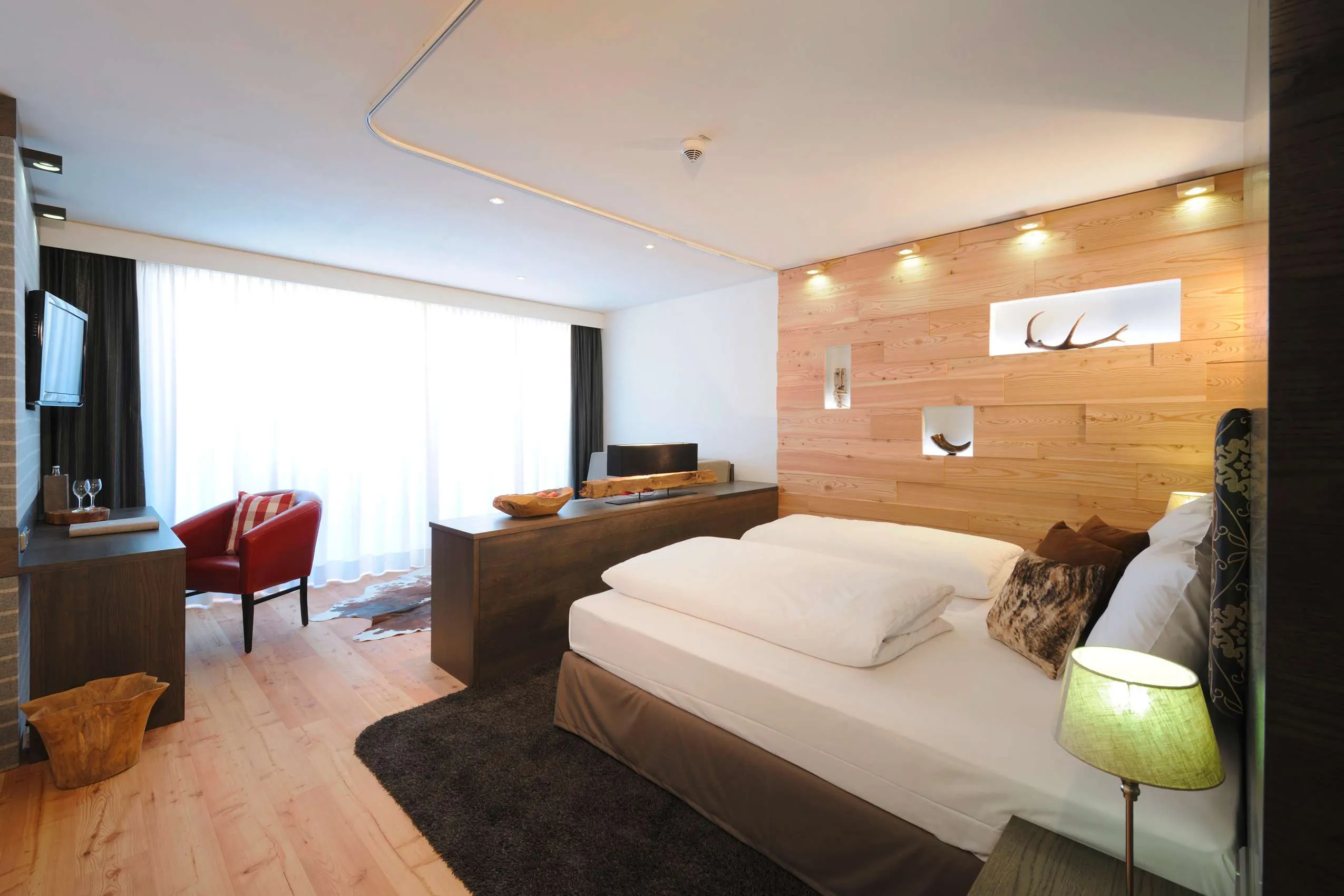 Modernes Doppelzimmer im Hubertus Mountain Refugio Allgäu mit alpiner Dekoration