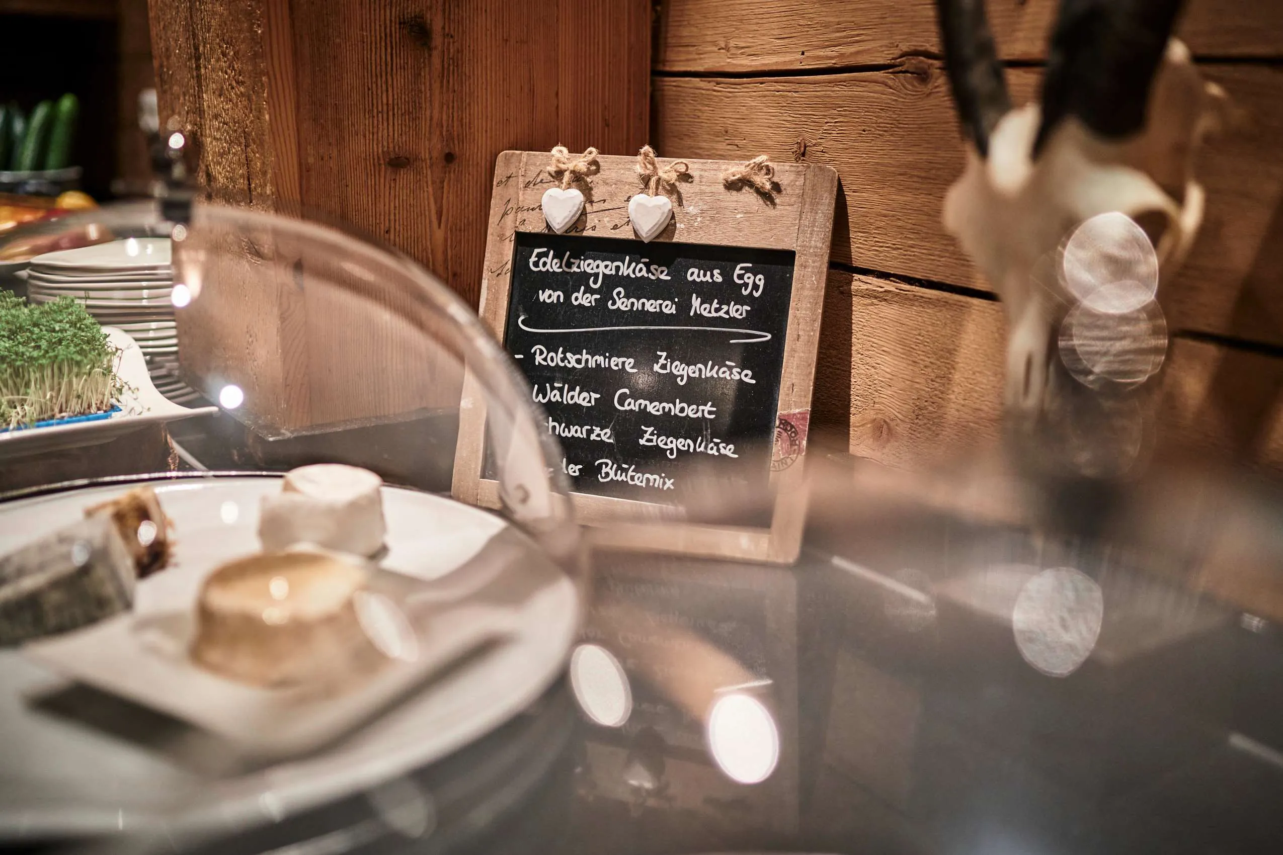 Frühstücksbuffet im Hubertus Mountain Refugio Allgäu mit lokalen Produkten